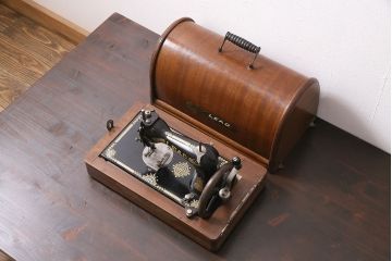 アンティーク雑貨　昭和レトロ　LEAD(リード)社　カバー付き　ディスプレイにおすすめの古い手回しミシン(ディスプレイ雑貨)(R-046591)