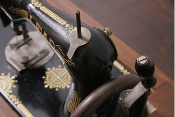 アンティーク雑貨　昭和レトロ　LEAD(リード)社　カバー付き　ディスプレイにおすすめの古い手回しミシン(ディスプレイ雑貨)(R-046591)