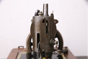 アンティーク雑貨　昭和レトロ　LEAD(リード)社　カバー付き　ディスプレイにおすすめの古い手回しミシン(ディスプレイ雑貨)(R-046591)