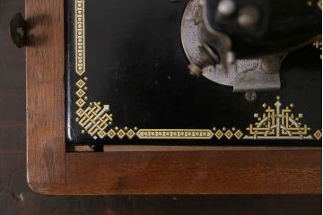 アンティーク雑貨　昭和レトロ　LEAD(リード)社　カバー付き　ディスプレイにおすすめの古い手回しミシン(ディスプレイ雑貨)(R-046591)