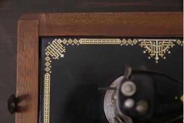 アンティーク雑貨　昭和レトロ　LEAD(リード)社　カバー付き　ディスプレイにおすすめの古い手回しミシン(ディスプレイ雑貨)(R-046591)