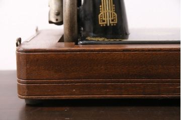 アンティーク雑貨　昭和レトロ　LEAD(リード)社　カバー付き　ディスプレイにおすすめの古い手回しミシン(ディスプレイ雑貨)(R-046591)
