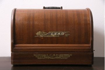 アンティーク雑貨　昭和レトロ　LEAD(リード)社　カバー付き　ディスプレイにおすすめの古い手回しミシン(ディスプレイ雑貨)(R-046591)