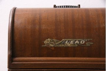 アンティーク雑貨　昭和レトロ　LEAD(リード)社　カバー付き　ディスプレイにおすすめの古い手回しミシン(ディスプレイ雑貨)(R-046591)