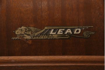 アンティーク雑貨　昭和レトロ　LEAD(リード)社　カバー付き　ディスプレイにおすすめの古い手回しミシン(ディスプレイ雑貨)(R-046591)