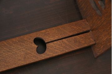 アンティーク家具　昭和初期　大正ロマン　ナラ材　鳥の透かし彫りが施されたブックスタンド(本立て)(R-046593)