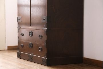中古　国産　民芸家具　和の風格漂う上質なつくりのワードローブ(洋服タンス、衣装箪笥)(R-046598)