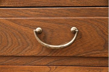 アンティーク家具　昭和初期　前面ケヤキ材　温かみのある木の風合いが魅力の戸棚(キャビネット、収納棚)(R-046600)