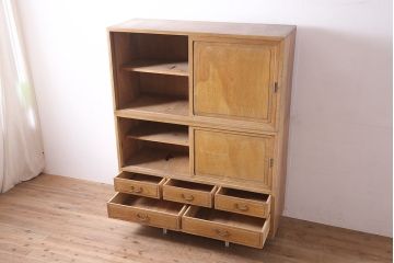 アンティーク家具　昭和初期　前面ケヤキ材　温かみのある木の風合いが魅力の戸棚(キャビネット、収納棚)(R-046600)