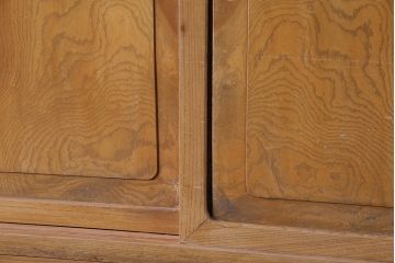 アンティーク家具　昭和初期　前面ケヤキ材　温かみのある木の風合いが魅力の戸棚(キャビネット、収納棚)(R-046600)