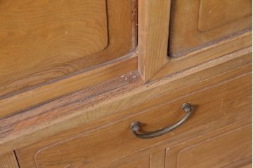 アンティーク家具　昭和初期　前面ケヤキ材　温かみのある木の風合いが魅力の戸棚(キャビネット、収納棚)(R-046600)