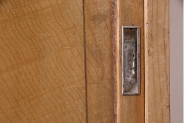 アンティーク家具　昭和初期　前面ケヤキ材　温かみのある木の風合いが魅力の戸棚(キャビネット、収納棚)(R-046600)