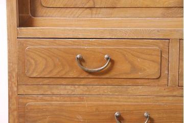 アンティーク家具　昭和初期　前面ケヤキ材　温かみのある木の風合いが魅力の戸棚(キャビネット、収納棚)(R-046600)