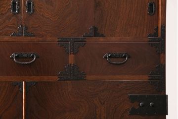 中古　国産　民芸家具　中開き　衣装盆付き　上品な和を感じさせる衣装箪笥(和タンス、着物箪笥)(R-046601)