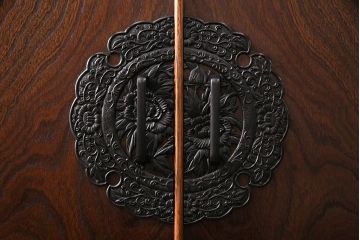 中古　国産　民芸家具　中開き　衣装盆付き　上品な和を感じさせる衣装箪笥(和タンス、着物箪笥)(R-046601)