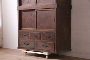 アンティーク家具　昭和初期　前面ケヤキ材　シンプルなつくりが魅力の戸棚(関東水屋箪笥、収納棚、キャビネット、食器棚)(R-046603)