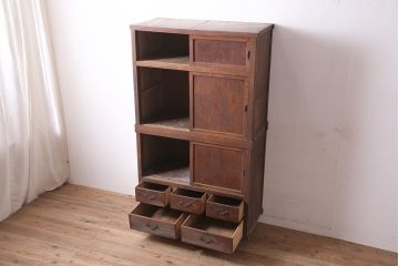 アンティーク家具　昭和初期　前面ケヤキ材　シンプルなつくりが魅力の戸棚(関東水屋箪笥、収納棚、キャビネット、食器棚)(R-046603)