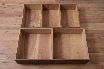 アンティーク家具　昭和初期　前面ケヤキ材　シンプルなつくりが魅力の戸棚(関東水屋箪笥、収納棚、キャビネット、食器棚)(R-046603)