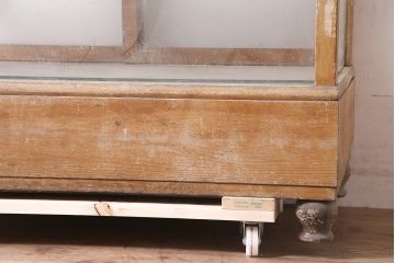 アンティーク家具　昭和中期　ナラ材　ころんとした脚が可愛いレトロなガラスケース(ショーケース、陳列棚)(R-046604)