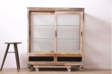 アンティーク家具　昭和中期　ナラ材　ころんとした脚が可愛いレトロなガラスケース(ショーケース、陳列棚)(R-046604)