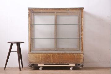 アンティーク家具　昭和中期　ナラ材　ころんとした脚が可愛いレトロなガラスケース(ショーケース、陳列棚)(R-046605)