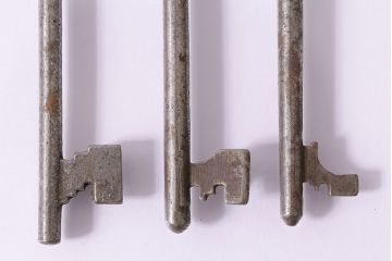 アンティーク雑貨　イギリスアンティーク  シャビーな風合いがお洒落な古いキー3本セット(鍵、カギ)(R-046609)