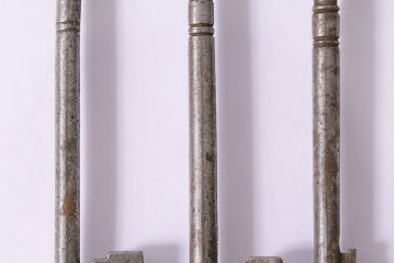 アンティーク雑貨　イギリスアンティーク  シャビーな風合いがお洒落な古いキー3本セット(鍵、カギ)(R-046609)