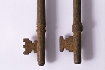アンティーク雑貨　イギリスアンティーク　錆びた風合いがお洒落なキー2本セット(鍵、カギ)(R-046612)