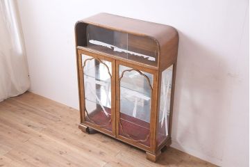 アンティーク家具　イギリスアンティーク　ウォールナット材　ディスプレイにおすすめのキャビネット(ガラスケース、キュリオケース、飾り棚)(R-046614)