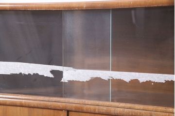 アンティーク家具　イギリスアンティーク　ウォールナット材　ディスプレイにおすすめのキャビネット(ガラスケース、キュリオケース、飾り棚)(R-046614)