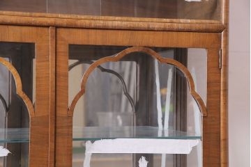 アンティーク家具　イギリスアンティーク　ウォールナット材　ディスプレイにおすすめのキャビネット(ガラスケース、キュリオケース、飾り棚)(R-046614)
