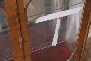 アンティーク家具　イギリスアンティーク　ウォールナット材　ディスプレイにおすすめのキャビネット(ガラスケース、キュリオケース、飾り棚)(R-046614)