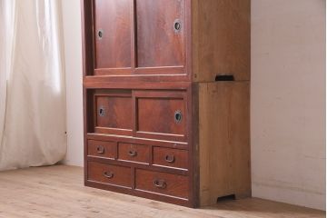 アンティーク家具　昭和初期　前面ケヤキ材　漆塗り　上品な和の空間作りにおすすめの重ね戸棚(関東水屋箪笥、食器棚、収納棚、キャビネット)(R-046615)