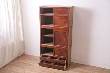 アンティーク家具　昭和初期　前面ケヤキ材　漆塗り　上品な和の空間作りにおすすめの重ね戸棚(関東水屋箪笥、食器棚、収納棚、キャビネット)(R-046615)