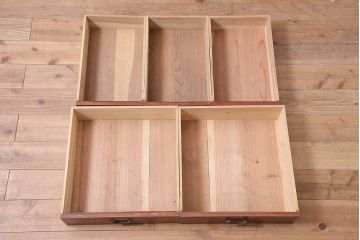 アンティーク家具　昭和初期　前面ケヤキ材　漆塗り　上品な和の空間作りにおすすめの重ね戸棚(関東水屋箪笥、食器棚、収納棚、キャビネット)(R-046615)