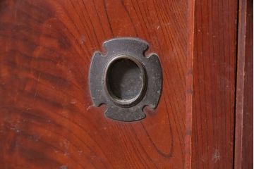 アンティーク家具　昭和初期　前面ケヤキ材　漆塗り　上品な和の空間作りにおすすめの重ね戸棚(関東水屋箪笥、食器棚、収納棚、キャビネット)(R-046615)