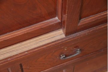 アンティーク家具　昭和初期　前面ケヤキ材　漆塗り　上品な和の空間作りにおすすめの重ね戸棚(関東水屋箪笥、食器棚、収納棚、キャビネット)(R-046615)