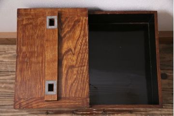 アンティーク　骨董　総欅材　漆塗り　銅金具付きの山形産鏡台(小引き出し)(R-046619)