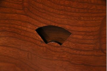 アンティーク　骨董　総欅材・玉杢材　漆塗り　銅金具付きの山形産鏡台(小引き出し)(R-046620)