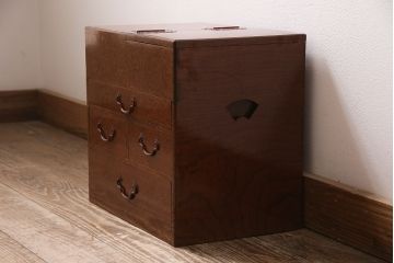 アンティーク　骨董　総欅材・玉杢材　漆塗り　銅金具付きの山形産鏡台(小引き出し)(R-046620)