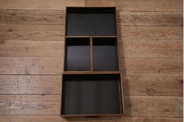 アンティーク　骨董　総欅材・玉杢材　漆塗り　銅金具付きの山形産鏡台(小引き出し)(R-046620)