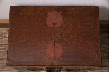 アンティーク　骨董　総欅材・玉杢材　漆塗り　銅金具付きの山形産鏡台(小引き出し)(R-046620)