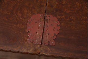 アンティーク　骨董　総欅材・玉杢材　漆塗り　銅金具付きの山形産鏡台(小引き出し)(R-046620)