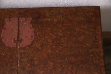 アンティーク　骨董　総欅材・玉杢材　漆塗り　銅金具付きの山形産鏡台(小引き出し)(R-046620)