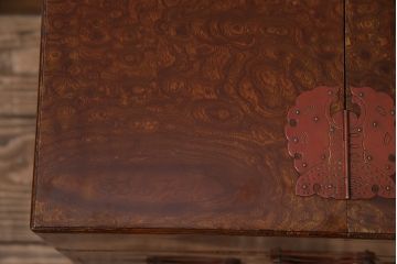 アンティーク　骨董　総欅材・玉杢材　漆塗り　銅金具付きの山形産鏡台(小引き出し)(R-046620)