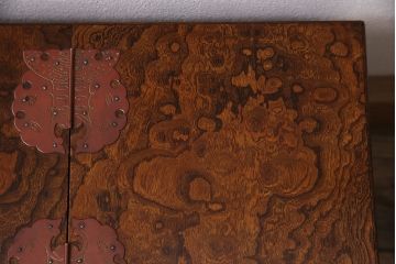 アンティーク　骨董　総欅材・玉杢材　漆塗り　銅金具付きの針箱(裁縫箱、小引き出し)(R-046621)
