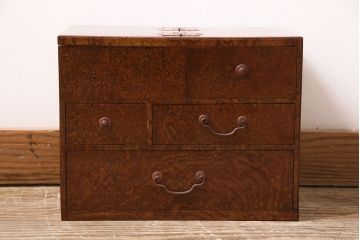 アンティーク　骨董　総欅材・玉杢材　漆塗り　銅金具付きの針箱(裁縫箱、小引き出し)(R-046621)