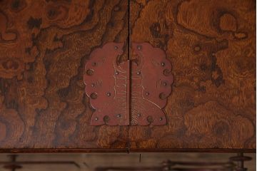 アンティーク　骨董　総欅材・玉杢材　漆塗り　銅金具付きの針箱(裁縫箱、小引き出し)(R-046621)
