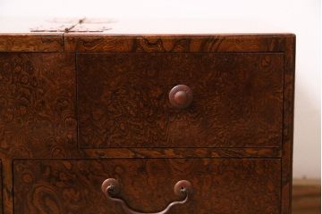 アンティーク　骨董　総欅材・玉杢材　漆塗り　銅金具付きの針箱(裁縫箱、小引き出し)(R-046621)