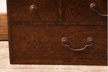アンティーク　骨董　総欅材・玉杢材　漆塗り　銅金具付きの針箱(裁縫箱、小引き出し)(R-046621)